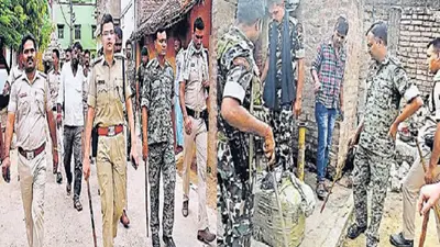 Agneepath Protest: लखीसराय में रेलवे का लूटा गया सामान मुहल्ले में छापेमारी के दौरान जब्त, नपेंगे उपद्रवी