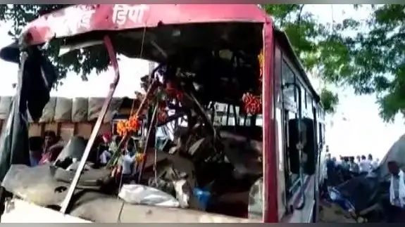 लखनऊ में रोडवेज की दो बसों में भीषण टक्कर, 6 लोगों की मौत, कई गंभीर हालत में अस्पताल में भर्ती