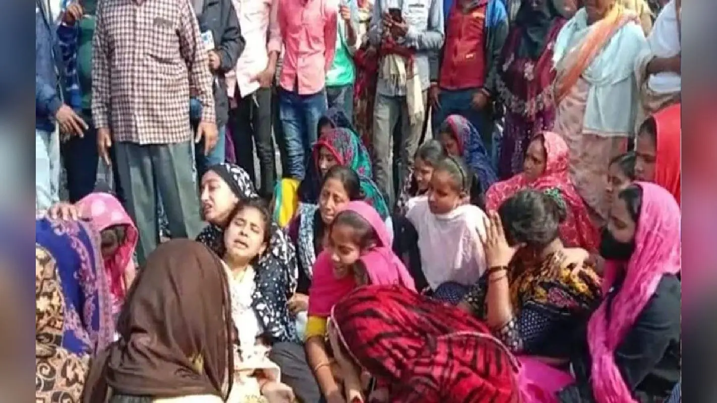 बंगाल: बागतुई पहुंचा लालन शेख का शव, ग्रामीणों ने डेड बॉडी के साथ सड़क पर किया प्रदर्शन