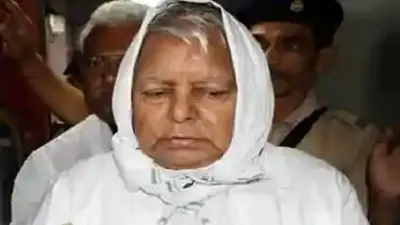कोरोना के चक्रव्यूह में लालू प्रसाद यादव! उनके डॉक्टर कर रहे थे कोरोना मरीज का इलाज, लिया जाएगा सैंपल