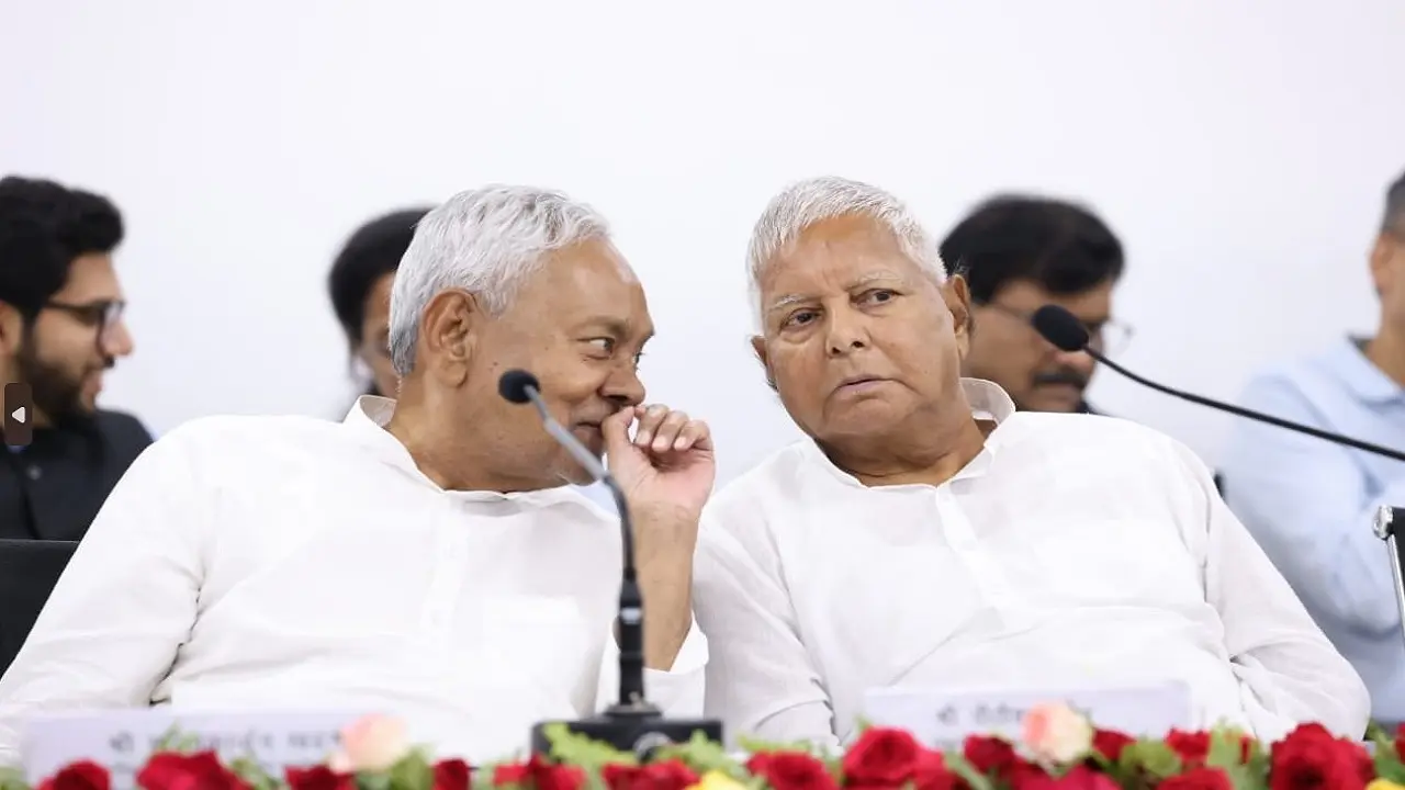 Bihar Politics: लालू यादव से मिलने गुलाब का फूल लेकर पहुंचे नीतीश कुमार, 10 सर्कुलर रोड पर हुई मुलाकात