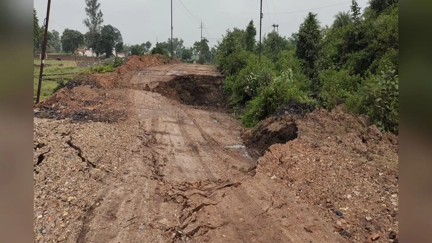 गिरिडीह के कबरीबाद मुख्य मार्ग में भू-धंसान, 15 फीट नीचे धंसी जमीन