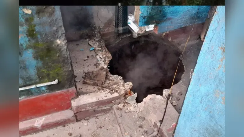 झारखंड: धनबाद में भू-धंसान, बाल-बाल बचा मजदूर का परिवार, पड़ोस की महिला जहरीली गैस से बेहोश, अस्पताल में भर्ती