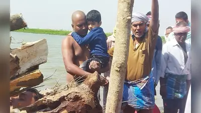 झारखंड: देवघर मुठभेड़ में शहीद रवि मिश्रा व संतोष यादव का गंगा तट पर अंतिम संस्कार, मासूम बेटों ने दी मुखाग्नि
