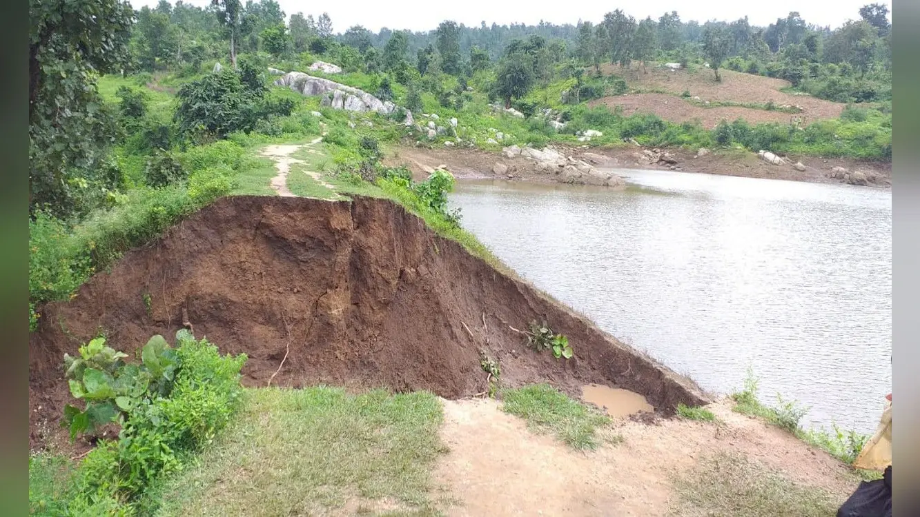 लगातार बारिश से मनिका में करूरहरवा बांध का मेढ़ टूटा, 15 एकड़ में लगे धान का फसल बर्बाद, कई घर गिरे
