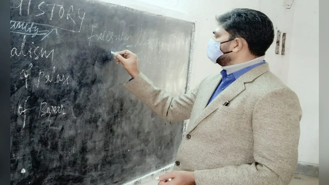 टीचर की भूमिका में दिखे लातेहार DC अबु इमरान, बच्चों को दी राष्ट्रवाद और मौलिक अधिकारों की जानकारी