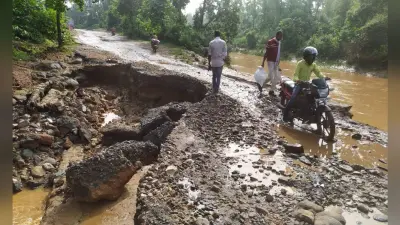 बारियातू में 3 साल में भी नहीं बन पाया पुल का एप्रोच पथ, बरसात में डायवर्सन के रास्ते होता है आवागमन