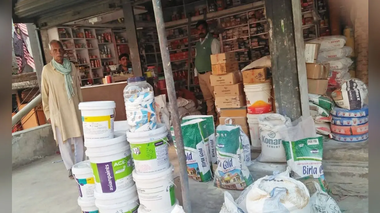 हार्डवेयर दुकानों में पेंट व चूना लेने वालों की नहीं दिख रही भीड़, ग्राहकों का इंतजार कर रहे हैं दुकानदार