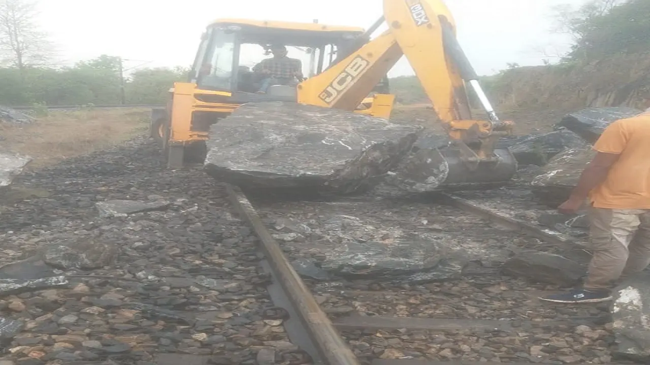 Train News: झारखंड के लातेहार में टला बड़ा हादसा, रेलवे ट्रैक पर गिरे पहाड़ के बड़े-बड़े टुकड़े