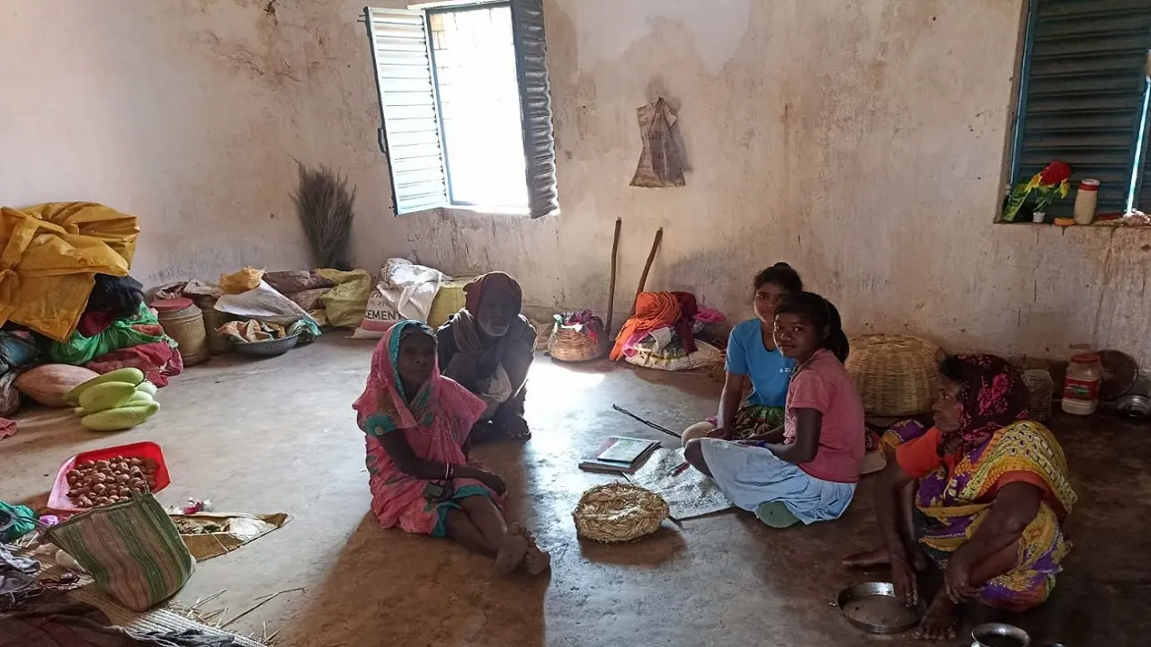 झारखंड के लातेहार में एक बुजुर्ग अपना घर छोड़कर सरकारी स्कूल में परिवार के साथ रहने को क्यों है मजबूर
