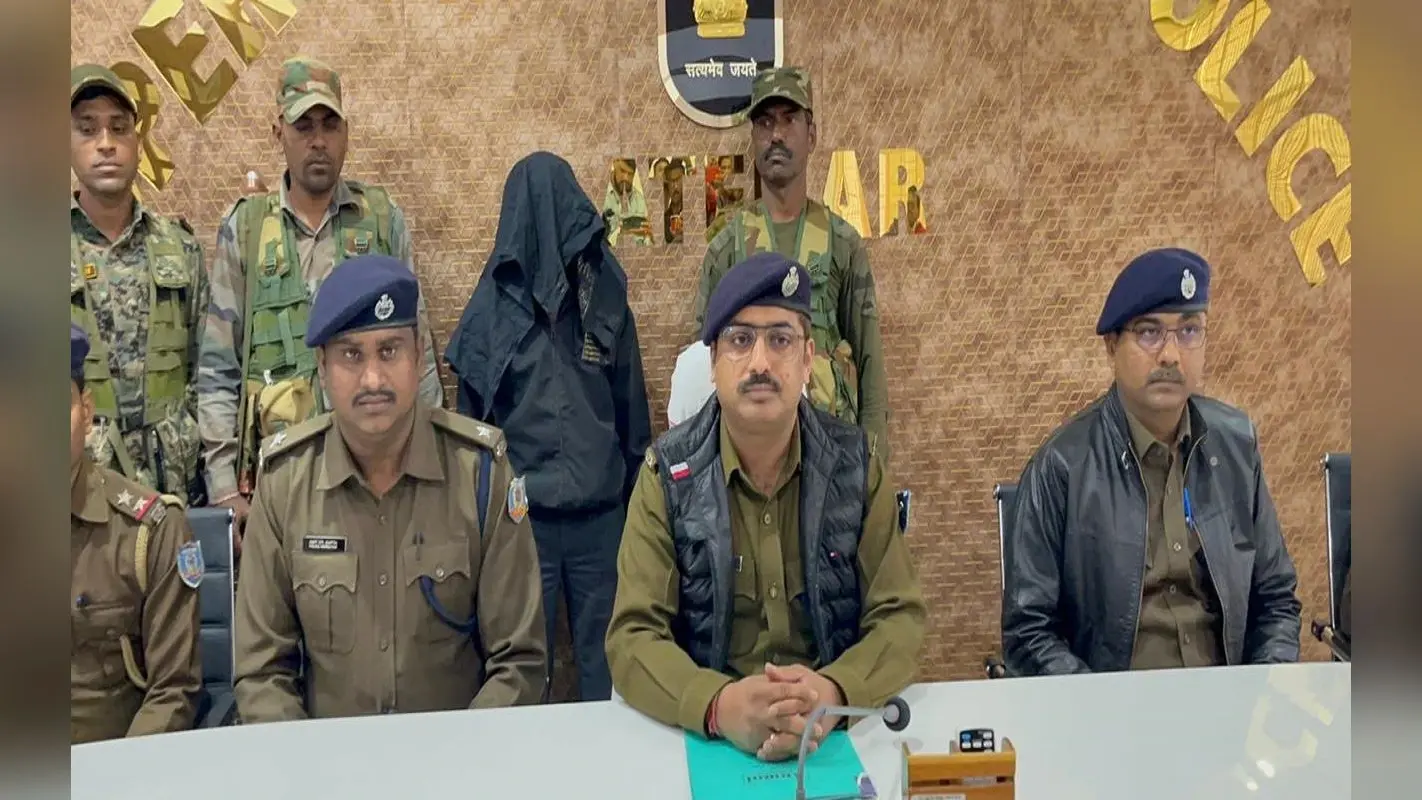 Jharkhand Naxal News: लातेहार से 10 लाख का इनामी जोनल कमांडर मुनेश्वर गंझू अरेस्ट, 53 हजार कैश बरामद
