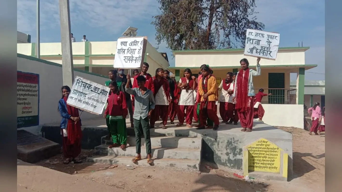 लातेहार के छिपादोहर मेें टीचर की मांग को लेकर छात्रों का हंगामा, स्कूल के मेन गेट में जड़ा ताला