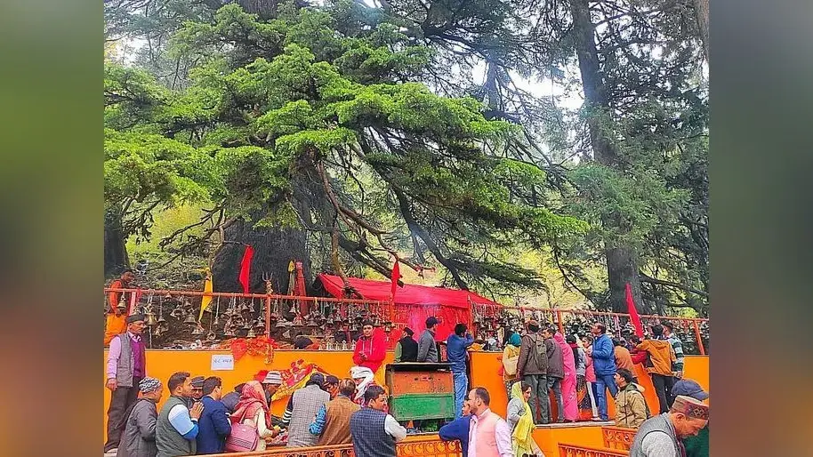 अनोखा मंदिर: यहां आंख-मुंह पर पट्टी बांधकर पुजारी करते हैं पूजा, देव दर्शन करने पर जा सकती है जान, जानें रहस्य