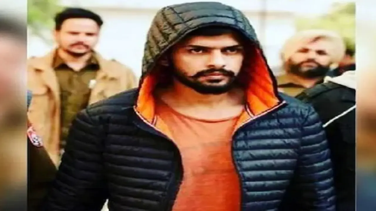गैंगस्टर लॉरेंस बिश्नोई के इंटरव्यू पर पंजाब में घमासान, अमृतपाल के साथ ही गौंडर गैंग ने जानें क्या कुछ कहा…