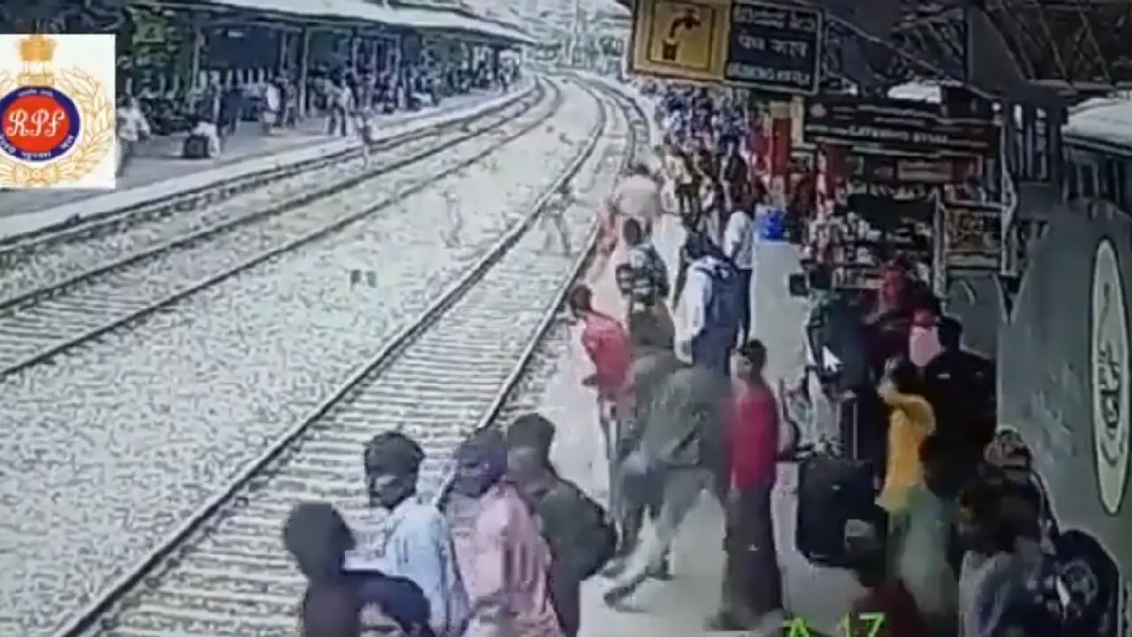 ट्रेन की चपेट में आने से बाल-बाल बचा शख्स, आरपीएफ जवानों ने दौड़कर बचाई जान, देखें वीडियो