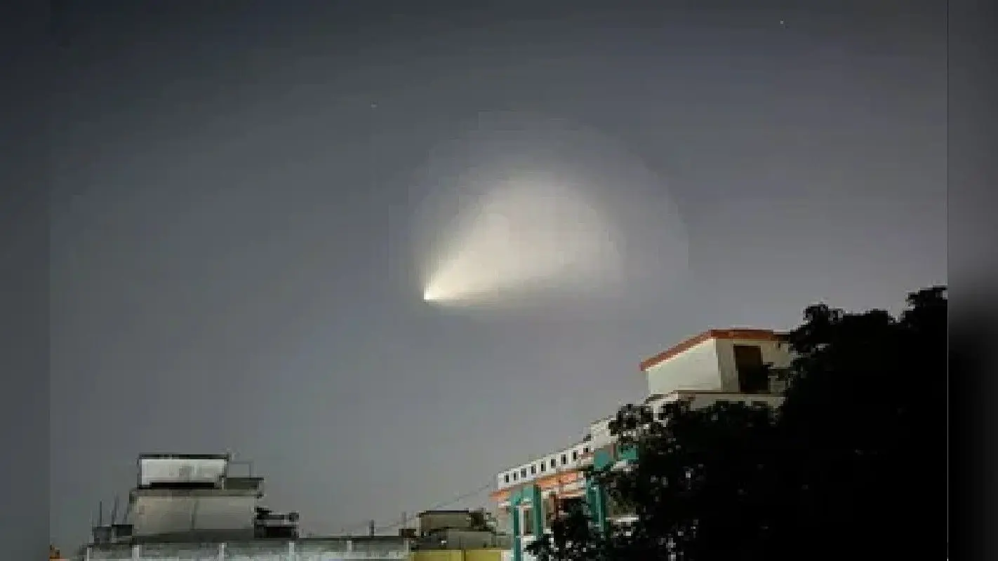 सैटेलाइट या अग्नि-5 की रोशनी ? कोलकाता में रहस्यमयी लाइट दिखने से लोग हुए आश्चर्यचकित