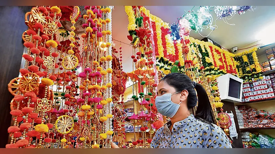 धनबाद : शुभ का प्रतीक माना जाता है वंदनवार और रंगोली, दीपावली को लेकर बाजारों में लगी भीड़