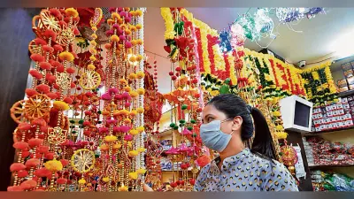 धनबाद : शुभ का प्रतीक माना जाता है वंदनवार और रंगोली, दीपावली को लेकर बाजारों में लगी भीड़