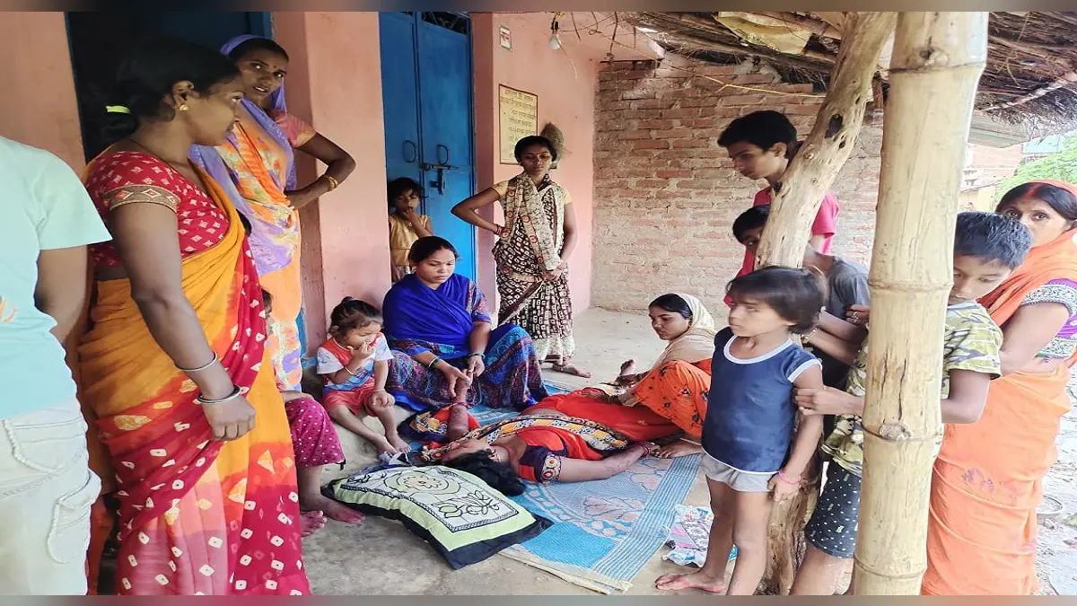 घर के बरामदे में बैठकर कर रहे थे बात, झारखंड में वज्रपात से एक ही परिवार के 6 लोग घायल
