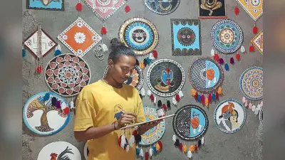 झारखंड: लिप्पन आर्ट से अपनी अलग पहचान बना रहा कंचन सिंह, बचपन के शौक को बनाया इनकम का जरिया