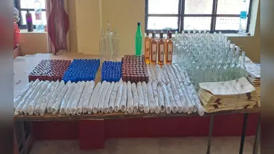कृष्ण जन्माष्टमी मेला से पहले पुलिस की छापेमारी, 10 लीटर देशी शराब बरामद