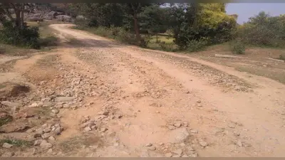 Bettiah के खैरपोखरा से एकडेरवा जाने वाली सड़क डेड लाइन समाप्ति के बाद भी नहीं बनी, लोगों की बढ़ी परेशानी