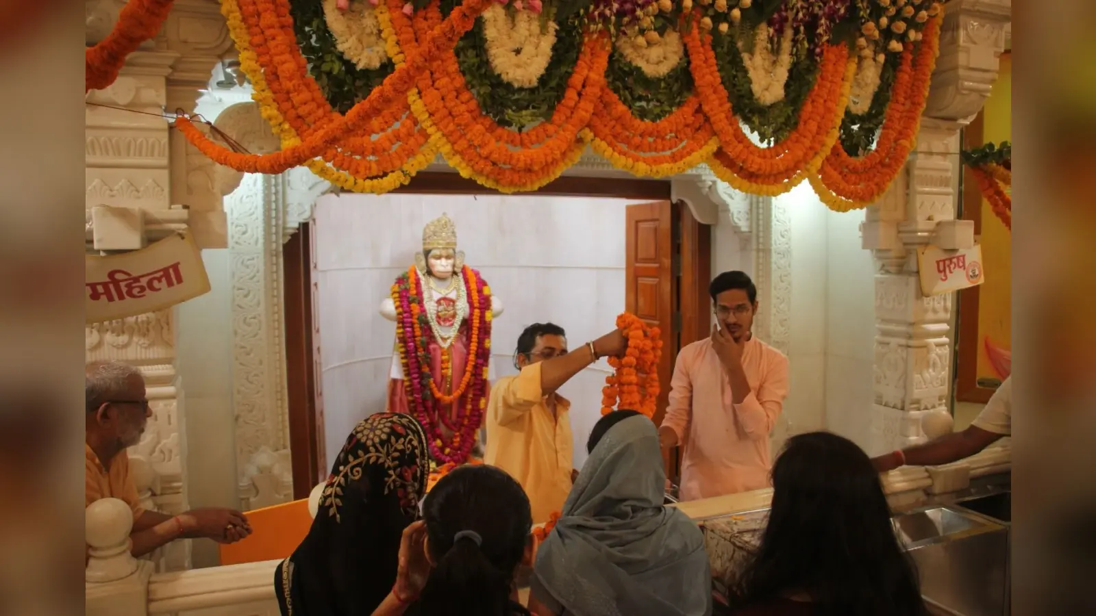 Lucknow: नवाबों के शहर लखनऊ में अब हवा में झूलते हुए उठांए खाने का आनंद, खुल गया है Sky Dining रेस्टोरेंट