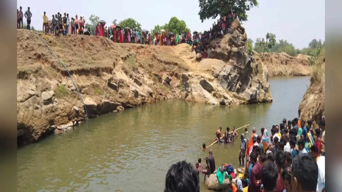 गिरिडीह में बंद खदान में डूबी 8 साल की मासूम बच्ची, कड़ी मशक्कत के बाद निकाला बाहर