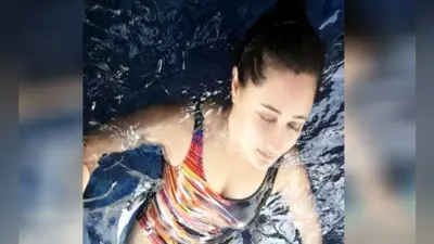 रश्मि देसाई की स्वीमिंग पूल वाली तसवीर ने बढ़ाया तापमान, बिकिनी में दिखीं सुपर हॉट