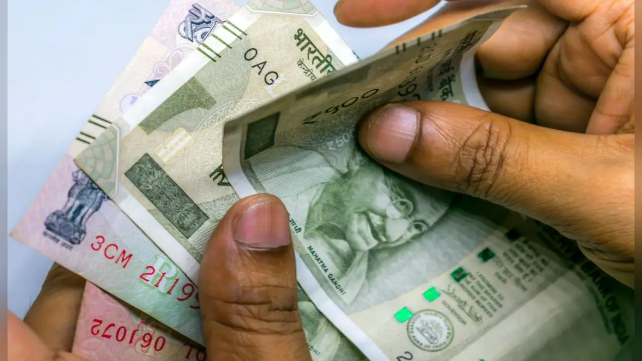 Loan moratorium : आम आदमी को जल्द मिलेगा दिवाली का तोहफा, टाली गई EMI का ब्याज खुद चुकाएगी मोदी सरकार