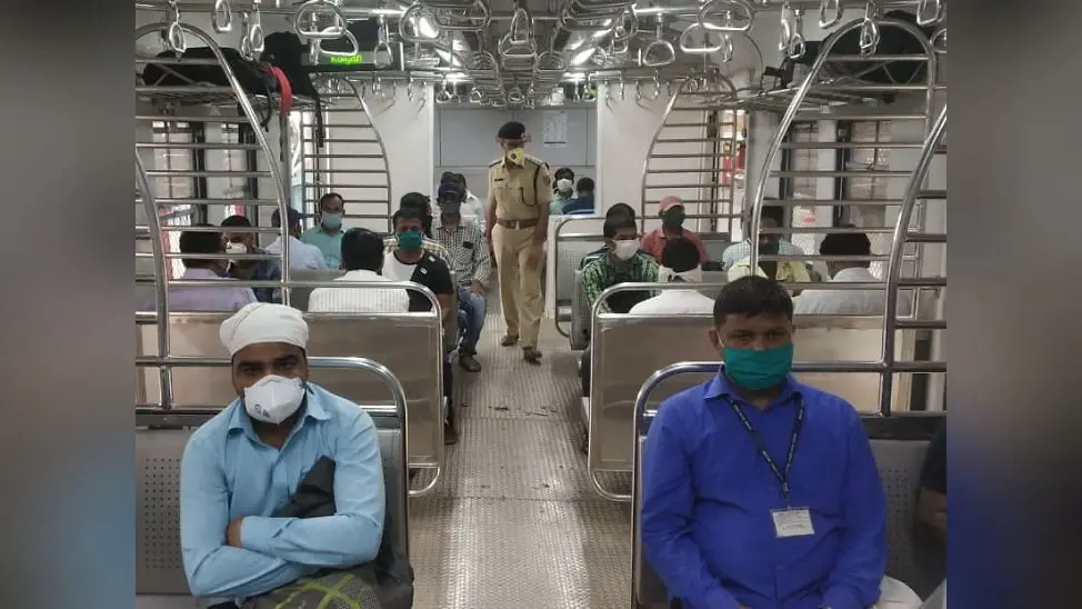 आज से पटरी पर दौड़ी मुंबई लोकल लोकल ट्रेन, सिर्फ जरूरी सेवाओं से जुड़े लोगों को यात्रा की इजाजत