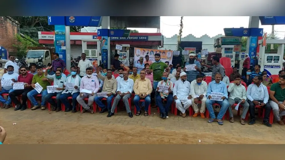 महंगाई के बहाने कांग्रेस ने केंद्र की मोदी सरकार पर साधा निशाना, पेट्रोल पंपों पर चलाया हस्ताक्षर अभियान