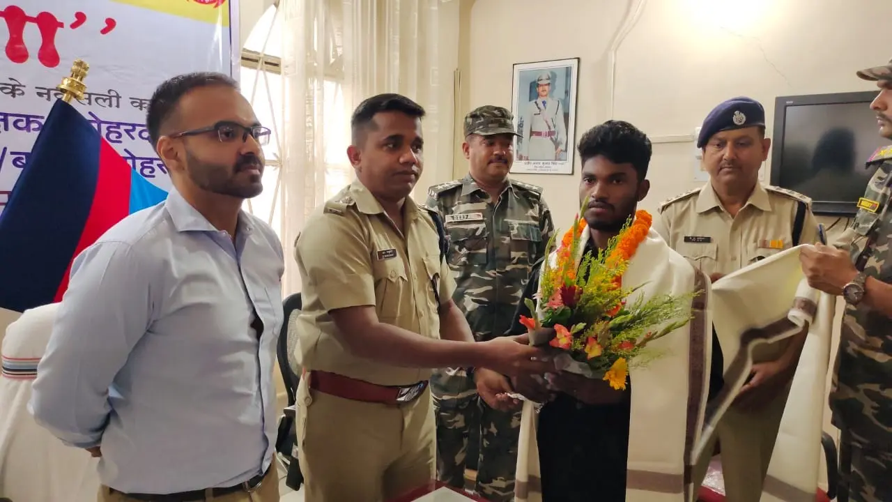 Jharkhand Naxal News:झारखंड में 1 लाख के इनामी भाकपा माओवादी एरिया कमांडर ने किया सरेंडर, दर्ज हैं 17 केस