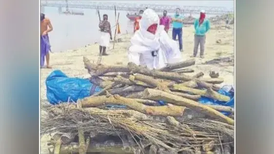 कोरोना से मौत के बाद रिश्तेदारों ने मुंह मोड़ा, नहीं दिया कंधा, पत्नी ने पति को दी मुखाग्नि