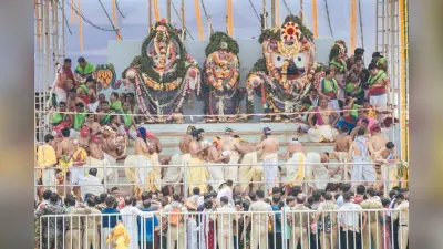 ओडिशा: पुरी के श्री जगन्नाथ मंदिर में श्रद्धालुओं ने किए भगवान जगन्नाथ के नबजौबन दर्शन