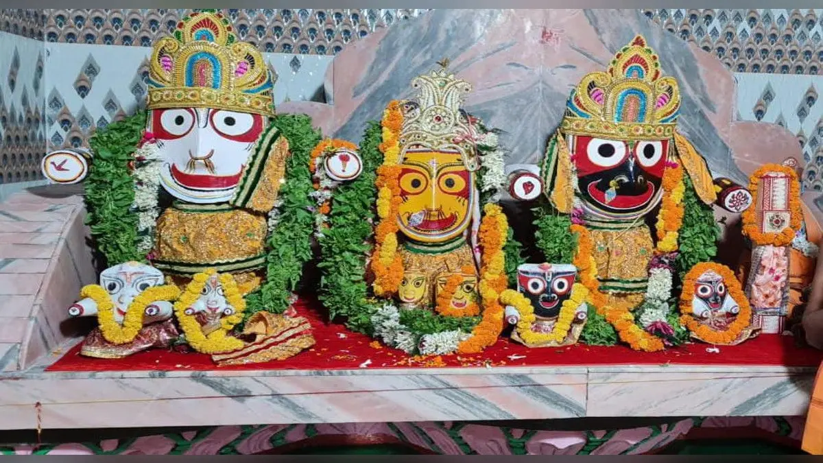 Tulsi Vivah 2021: देवउठनी एकादशी पर मंदिरों में श्रद्धालुओं की उमड़ी भीड़, 4 महीने बाद जागे श्रीहरी विष्णु