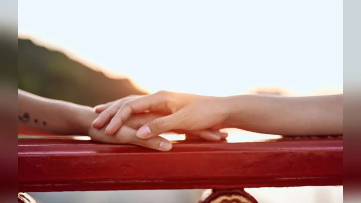 Relationship Tips : क्या वक्त के साथ फीका पड़ रहा प्यार, आजमाएं ये रोमांटिक टिप्स