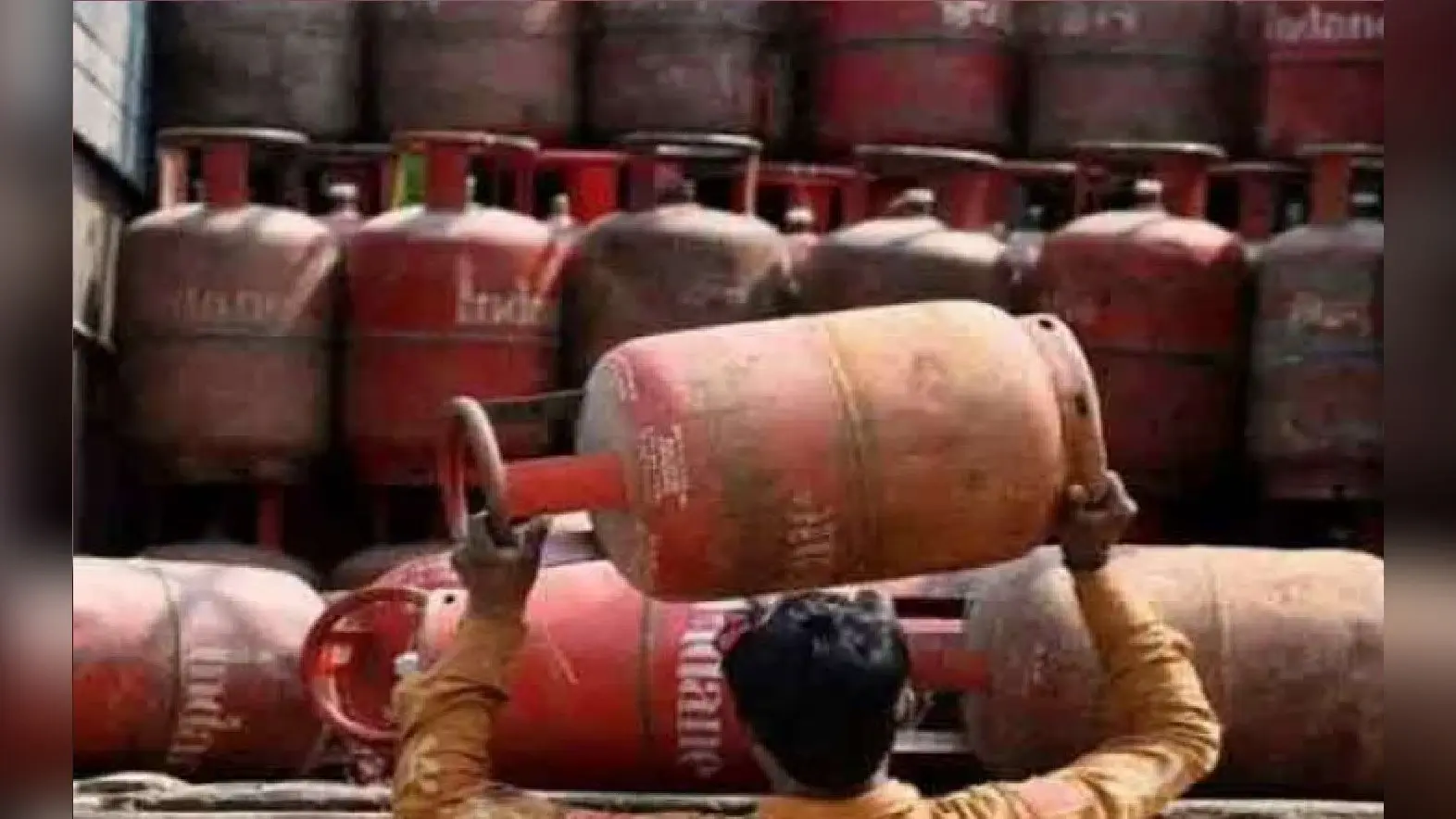 LPG Price Hike : साल के पहले दिन जेब पर झटका! महंगा हुआ एलपीजी सिलेंडर, जानें नयी कीमत