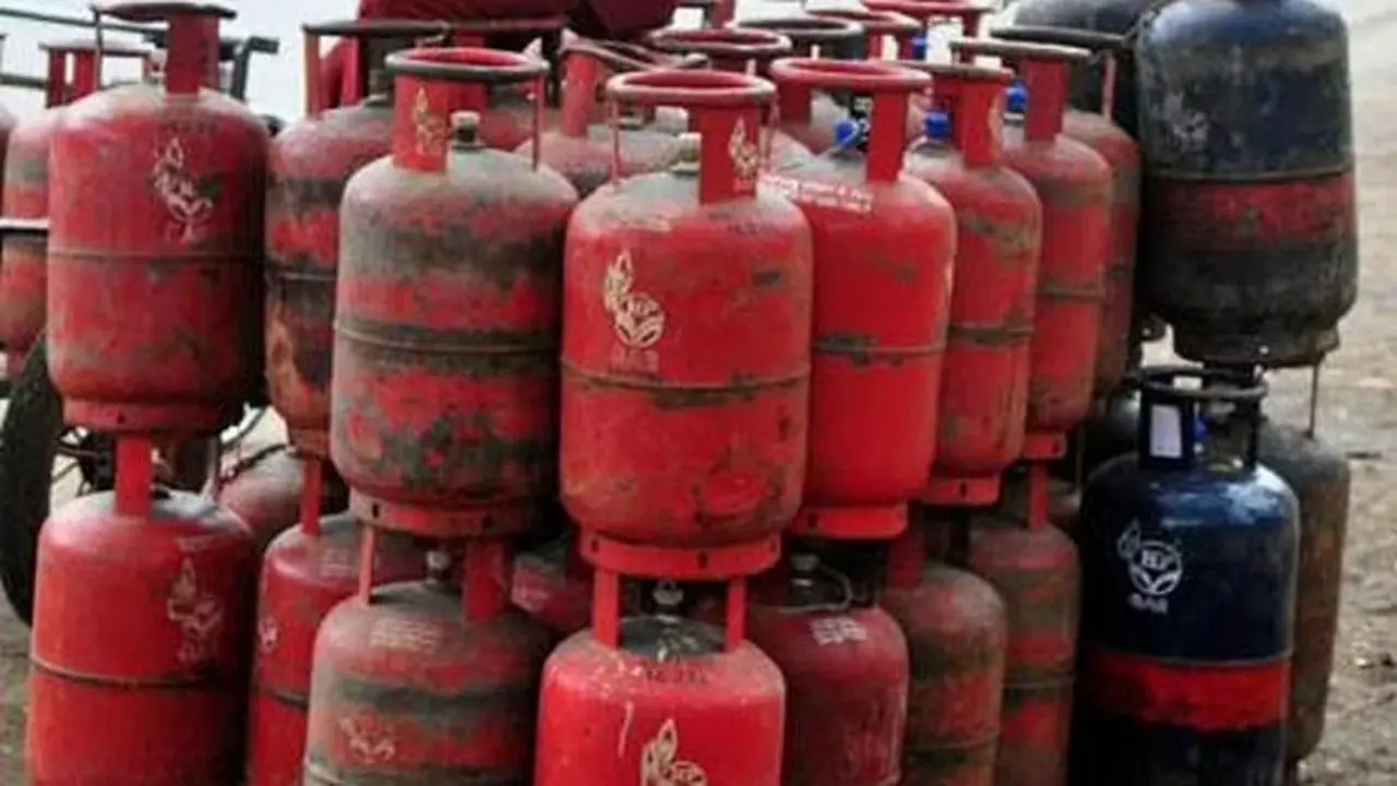 दीपावली और चुनाव से पहले आम लोगों को बड़ा तोहफा, फ्री में 2 गैस सिलेंडर, CNG-PNG वैट में 10% की कटौती