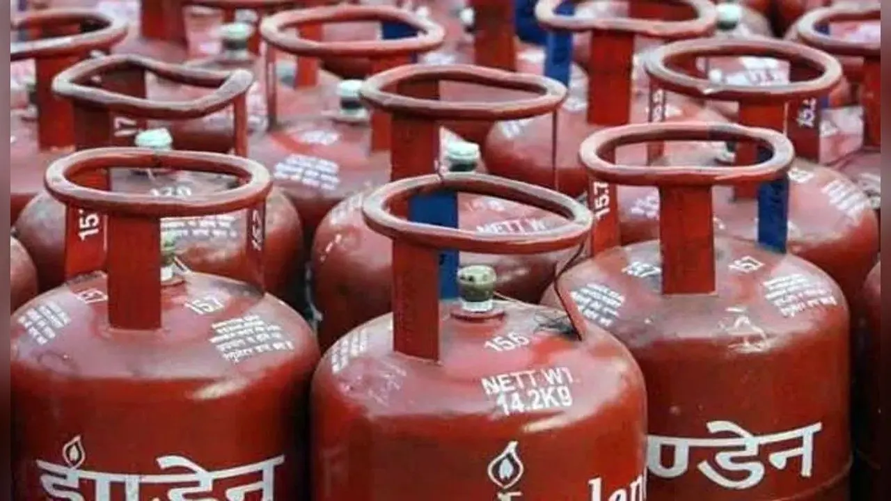 LPG Offer : बिस्किट से भी कम दाम में पाएं रसोई गैस सिलिंडर, जल्दी उठाएं ऑफर का फायदा