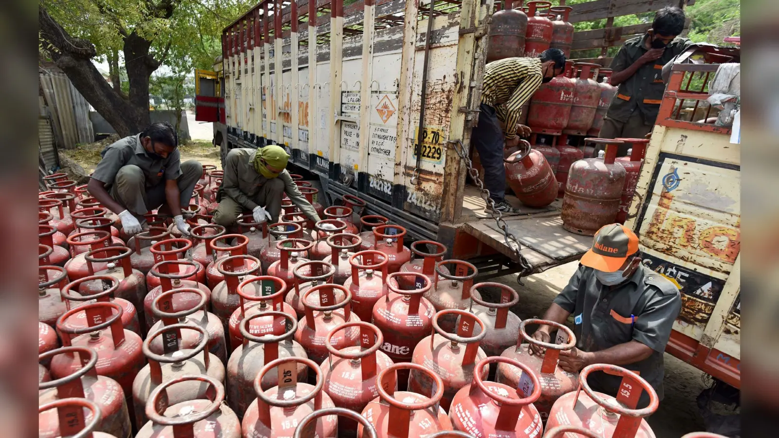 LPG सिलेंडर में लगी आग: जनवरी से अब तक 8 महीने में 190 रुपये का भारी इजाफा, जानें कितना है 14 Kg गैस का दाम..?