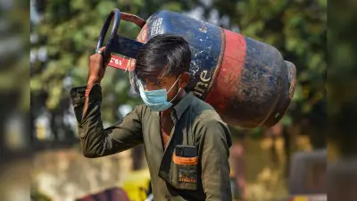 LPG Price Hike: 1 जून को तेल कंपनियां क्या लेंगी फैसला ? रसोई गैस की कीमत ने महिलाओं को रुलाया