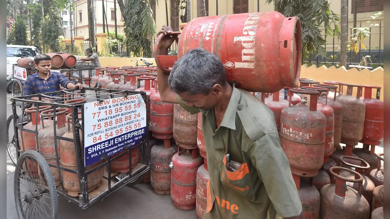 LPG Latest Price Aug 2021: गैस सिलेंडर सस्ता हुआ या महंगा, जानें यहां, सब्सिडी नहीं मिल रहा तो…