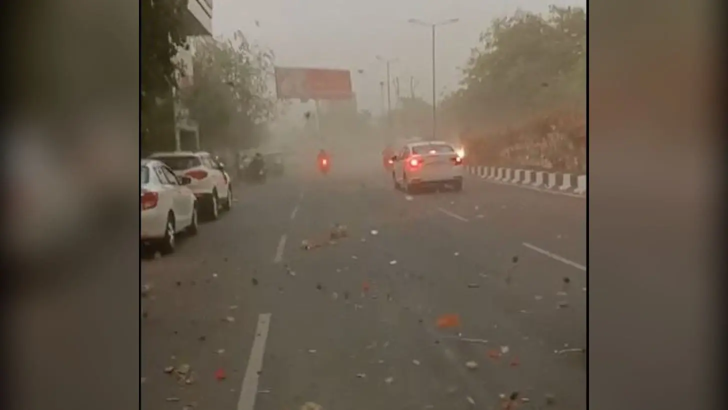 लखनऊ में अचानक बदला मौसम का मिजाज, 40 किमी की रफ्तार से ध���ल भरी आंधी के बाद जमकर हुई बारिश