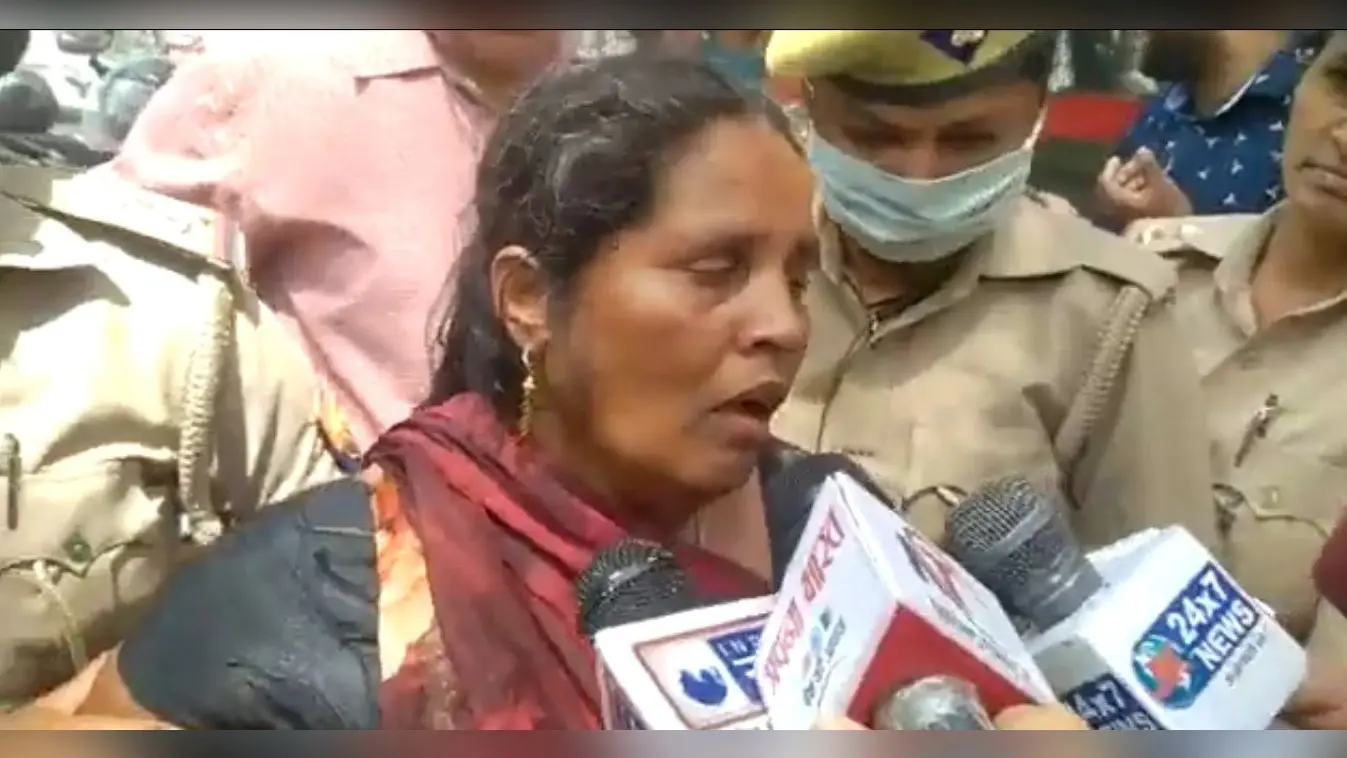 Lucknow News: BJP कार्यालय के सामने महिला ने की आत्मदाह की कोशिश, पुलिस पर प्रताड़ना का आरोप
