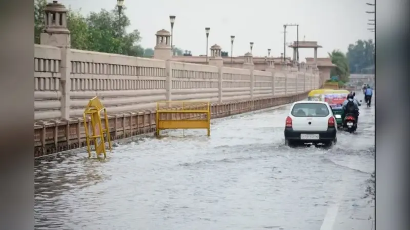 UP Weather Update: यूपी में राहत की बारिश से बदला मौसम, आज भी यहां जमकर बरसेंगे बादल, जानें अपने शहर का हाल