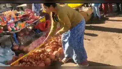लखनऊ में फुटपाथ पर दीये बेच रहे कुम्हार पर फूटा महिला का गुस्सा, ताबड़तोड़ वाइपर चलाकर तोड़े सामान
