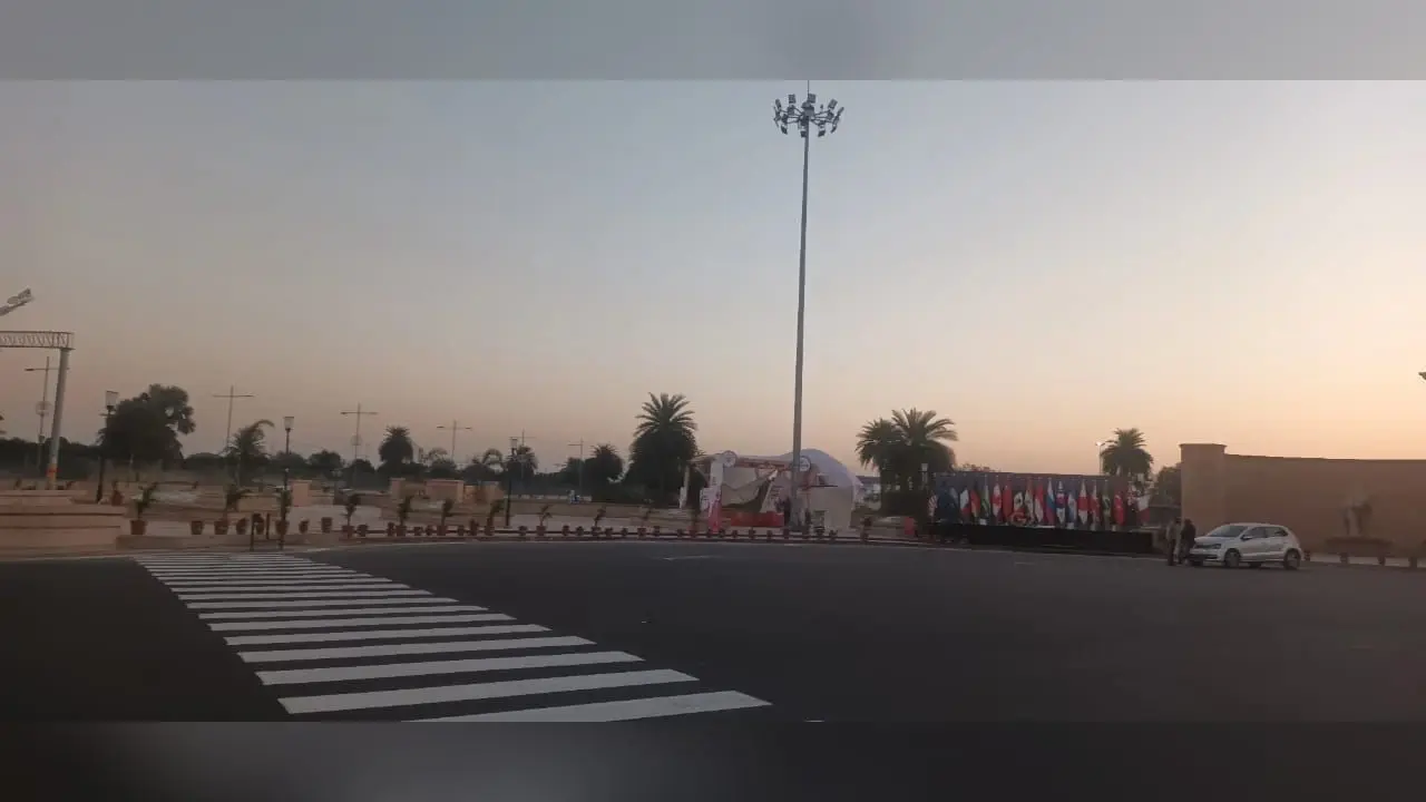 UP Weather Forecast: बर्फीली हवाओं ने गिराया पारा, धूप के तेवर पड़े ढीले, जानें कैसा रहेगा आपके शहर का मौसम