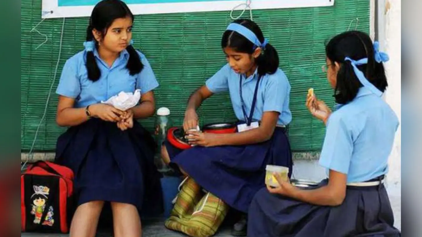 जमशेदपुर : चौथी कक्षा की बच्ची ने टिफिन में नॉनवेज किया शेयर, स्कूल ने निकाला