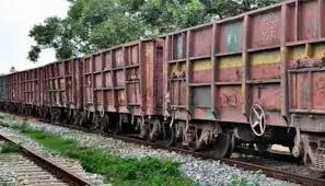 गया में पटरी पार करते वक्त गिरी महिला, ऊपर से गुजर गयी 30 डिब्बों वाली ट्रेन, जानें कैसे बची जान
